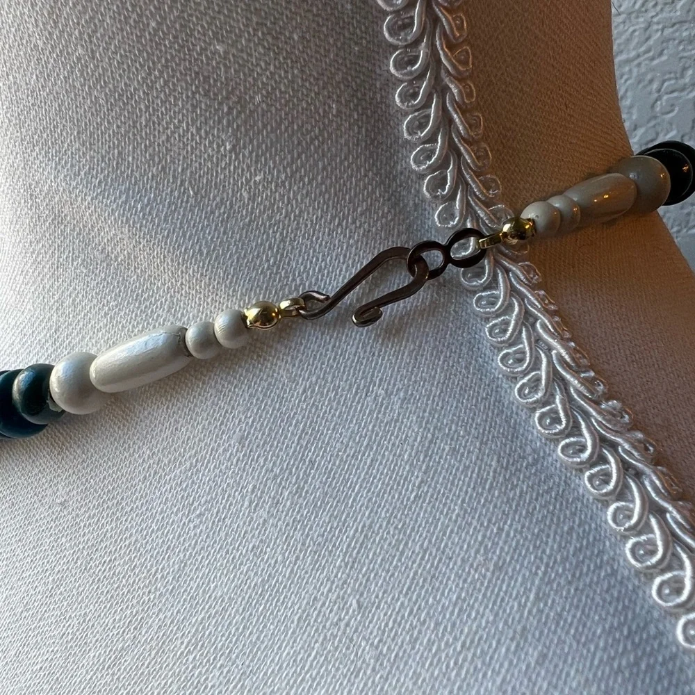 Vintage chunky wood  teal and white necklace - Picture 7 of 7